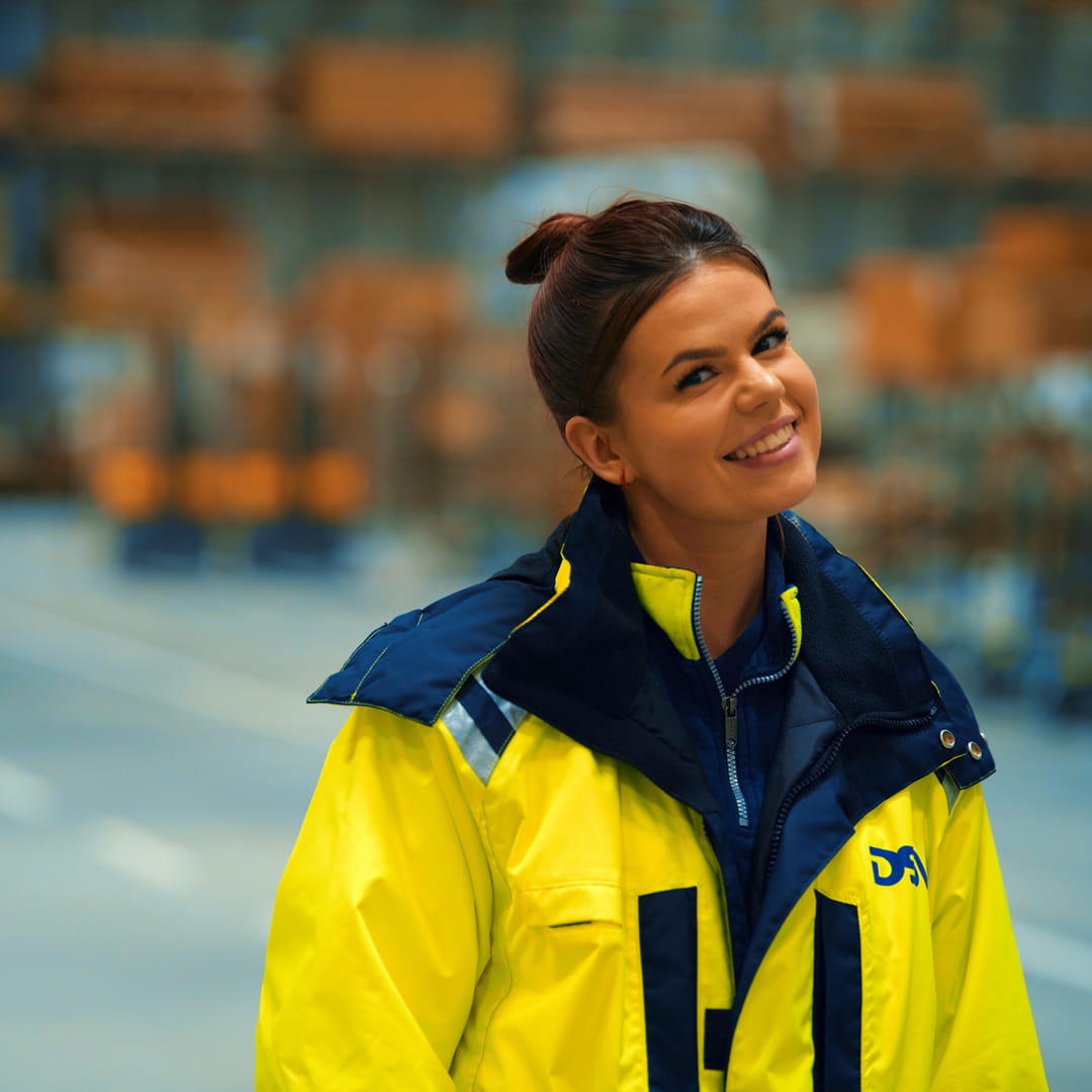 Frau in einem Warenlager